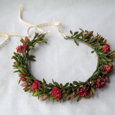 Sen o rubinowej polanie – romantyczny wianek handmade z czerwienią i zielenią w stylu boho