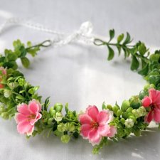 W zaczarowanym ogrodzie – romantyczny wianek handmade z różowymi kwiatami i zielenią