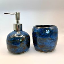 Zestaw ceramicznych akcesoriów łazienkowych – dozownik na mydło, kubek, mydelniczka, ręcznie robione, niebieski