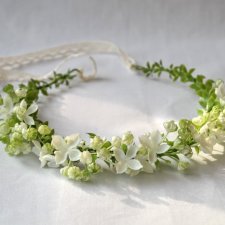 Biała łąka – romantyczny wianek handmade z białymi kwiatami i soczystą zielenią
