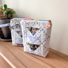 Mała saszetka z trójkątami