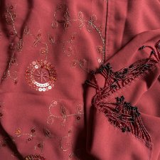 Oryginalny haftowany szal z koralikowymi frędzlami elegancki  bardzo efektowny
