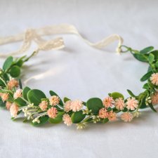 Brzoskwiniowe lato – romantyczny wianek z kwiatów w pastelowych odcieniach