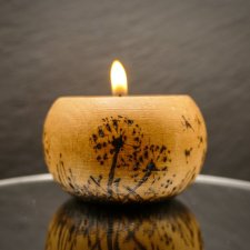 Drewniany świecznik z motywem łąki i dmuchawców - ręcznie wypalany, idealny prezent handmade