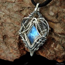 Wisiorek srebrny z kamieniem księżycowym romb wire wrapping