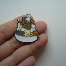 PIN PRZYPINKA BROSZKA KOTKI W FILIŻANCE