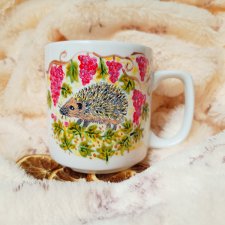 Jeż w ogrodzie winnym ręcznie malowany kubek 270 ml.