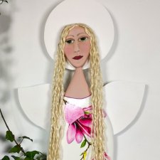 Dekoracyjny anioł z drewna "Cisza magnolii"