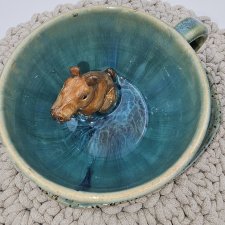 Filiżanka kapibara ceramiczna z dużym spodkiem i KAPIBARĄ w środku leśne jeziorko ręcznie toczona rękodzieło wyjątkowa filiżanka z dużą kapibarą kubek