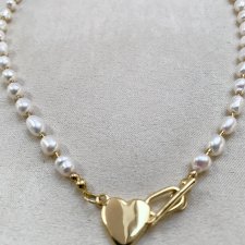 Naszyjnik choker z pereł - złote serduszko