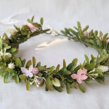 Dzika łąka o poranku – ręcznie robiony wianek boho z zielenią i różowymi kwiatami
