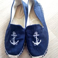 espadryle w marynarskim stylu
