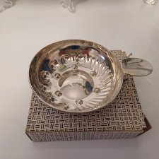 Metalowa miseczka.