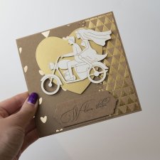 Kartka ślubna z parą młodą na motocyklu