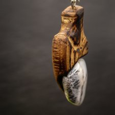 Wisiorek handmade z drewna orzecha i opalu – elegancka biżuteria z natury, naszyjnik, dla niej, prezent