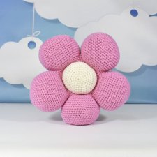 Poduszka kwiatek handmade – różowa szydełkowa dekoracja dla dzieci i dorosłych