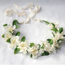 Śmietankowa Rosa – romantyczny wianek handmade z liśćmi pokrytymi kroplami rosy i białymi kwiatami