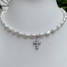 Choker z naturalnych pereł słodkowodnych z krzyżykiem