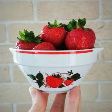 Miseczka porcelanowa z truskawkami PRL