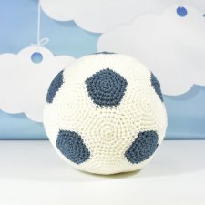 Szydełkowa poduszka w kształcie piłki nożnej – handmade dla małego fana sportu