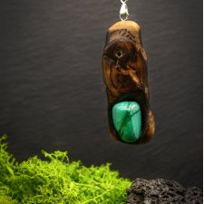 Biżuteria z duszą natury - wisiorek z malachitem i ręcznie rzeźbionym drewnem orzecha - prezent handmade, prezent Unique Jewelry Design; Luxury Wooden