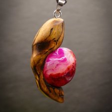 Ręcznie rzeźbiony wisiorek z drewna i różowego agatu – biżuteria z duszą natury - pirografia prezent dla kobiety dla niej Unique Jewelry Design