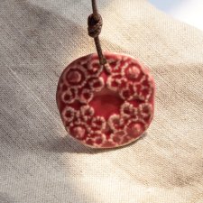 Ceramiczny wisiorek, różowa koronka