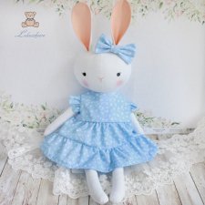 Króliczek Sara przytulanka w błękitnej sukieneczce w kwiaty z falbankami