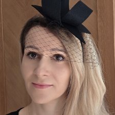 Czarny fascynator zawijas z woalką
