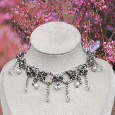 Elegancki choker ze stali chirurgicznej z perłami i sercem
