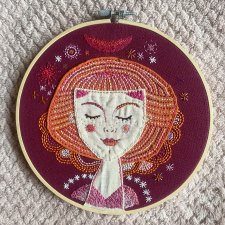 Haft portret tamborek kobieta bordowe tło
