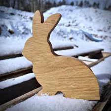 Drewniany zajączek wielkanocny 10 cm – stojąca ozdoba z litego dębu, dekoracja handmade na święta, na półkę do postawienia na stole