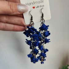 Długie kolczyki z ręcznie formowanymi różami – lekka, artystyczna biżuteria handmade