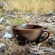 Piękna ciemna filiżanka ceramiczna