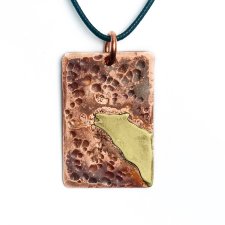 Wyjący wilk. Wisiorek z miedzi i mosiądzu. Amulet mocy