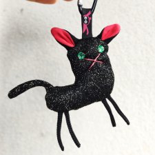 Brelok do kluczy kot – unikalny czarny i złoty kotek handmade