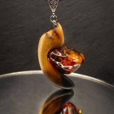 Wisiorek "Bursztyn bałtycki" –żywioł ognia i bursztynowego światła,orzech, pirografia, prezent; Amber and Wood Pendant, biżuteria
