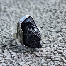 Turmalin jak węgiel- pierścionek regulowany