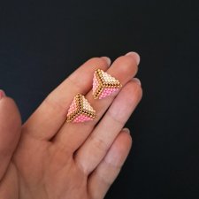Różowe Geometryczne Kolczyki Sztyfty Utkane z Koralików w Kształt Trójkąta