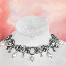 Ręcznie robiony choker kolczugowy z perłami i szkłem