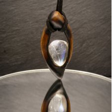 Ręcznie rzeźbiony wisiorek z orzecha i kwarcu aura – biżuteria z duszą natury - pirografia prezent dla kobiety dla niej Unique Jewelry Design
