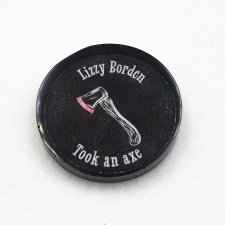 Przypinka gotycka z żywicy Lizzie Borden pin_print Goth 002
