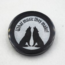 Przypinka gotycka z żywicy z wilkami pin_print Goth 004