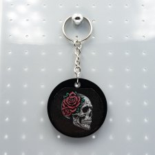 Brelok gotycki z żywicy z czaszką i różami brelok_print Goth 005