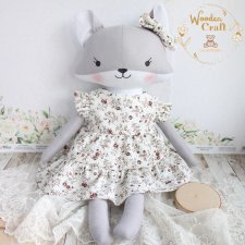 Lisek Pola przytulanka w beżowo-bordowej sukieneczce w kwiaty