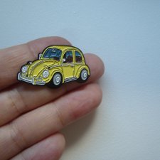 PIN PRZYPINKA BROSZKA SAMOCHÓD GARBUS
