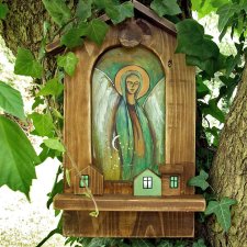 Drewniana kapliczka z domkami - Anioł czuwający