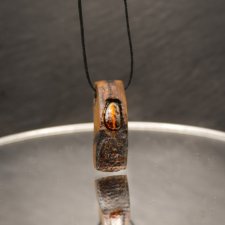 Ręcznie rzeźbiony wisiorek z brzozy, "Kropla bursztynu"– biżuteria z duszą natury - pirografia prezent dla kobiety dla niej Unique Jewelry D