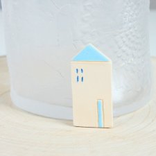 Broszka, mały ceramiczny domek