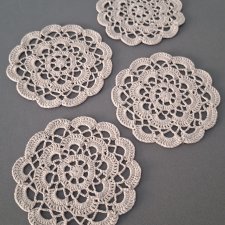 SERWETKI średnie (17cm) szare – komplet 4 szt – ręcznie robione na szydełku